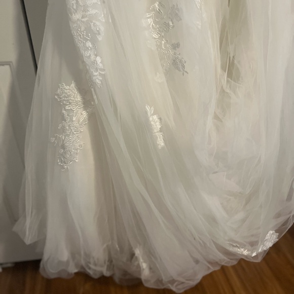 Ivory wedding gown with train - Picture 11 of 13